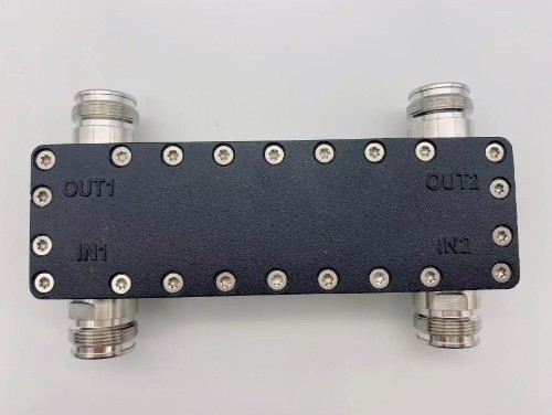Low PIM 2 in 2 out hybrid combiner with 4.3-10 female connectors